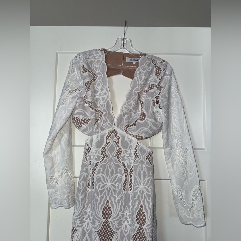 Elliatt Registry Gown in Ivory M - Picture 5 of 9